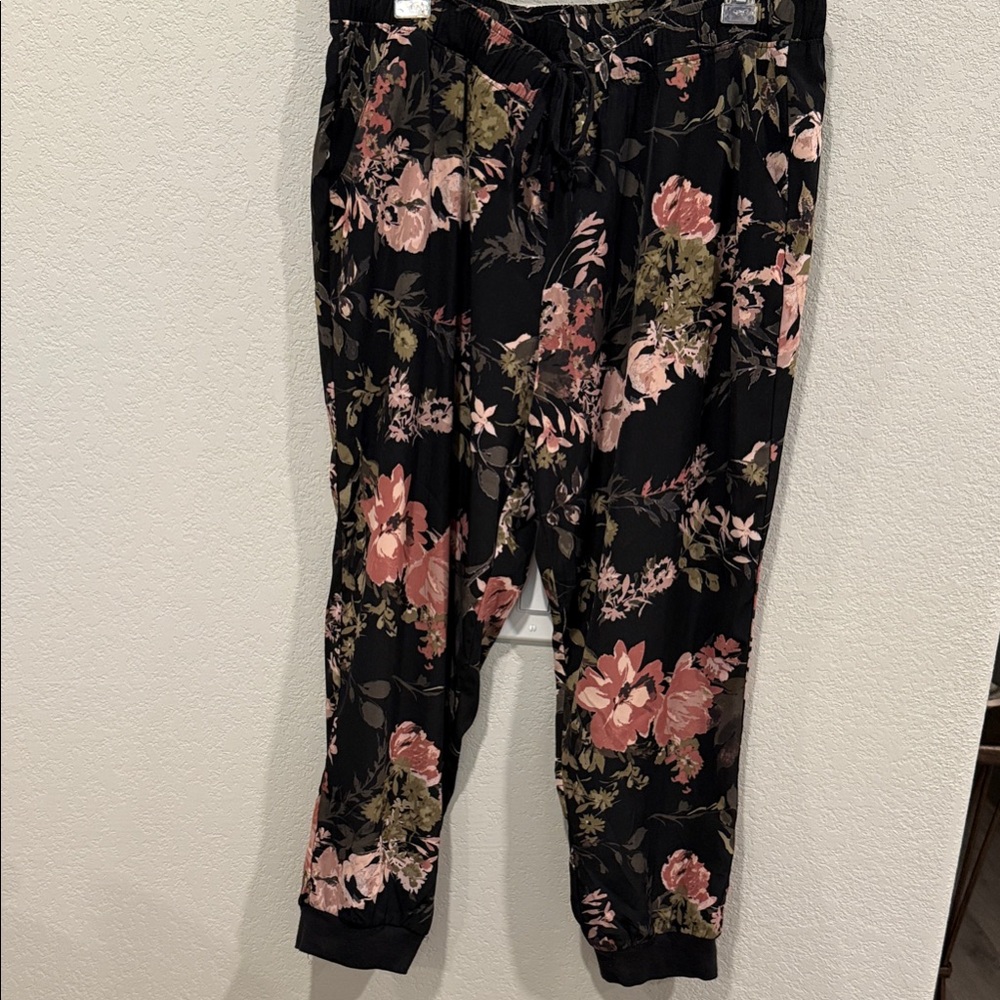 New York & Company Floral Patterned Jogger Pants